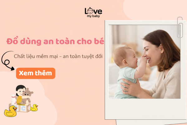 Hình ảnh mẹ và bé sơ sinh đang chơi đùa vui vẻ, thể hiện sự gắn kết và yêu thương. Sản phẩm đồ dùng cho bé với chất liệu mềm mại, an toàn tuyệt đối, phù hợp cho làn da nhạy cảm của trẻ nhỏ. Đây là lựa chọn lý tưởng cho mẹ khi chăm sóc bé trong những năm tháng đầu đời.
